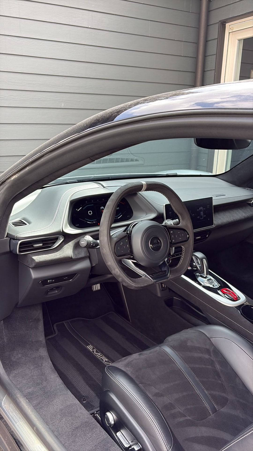 Habitacle alcantara d’une Lotus Emira après detailing intérieur