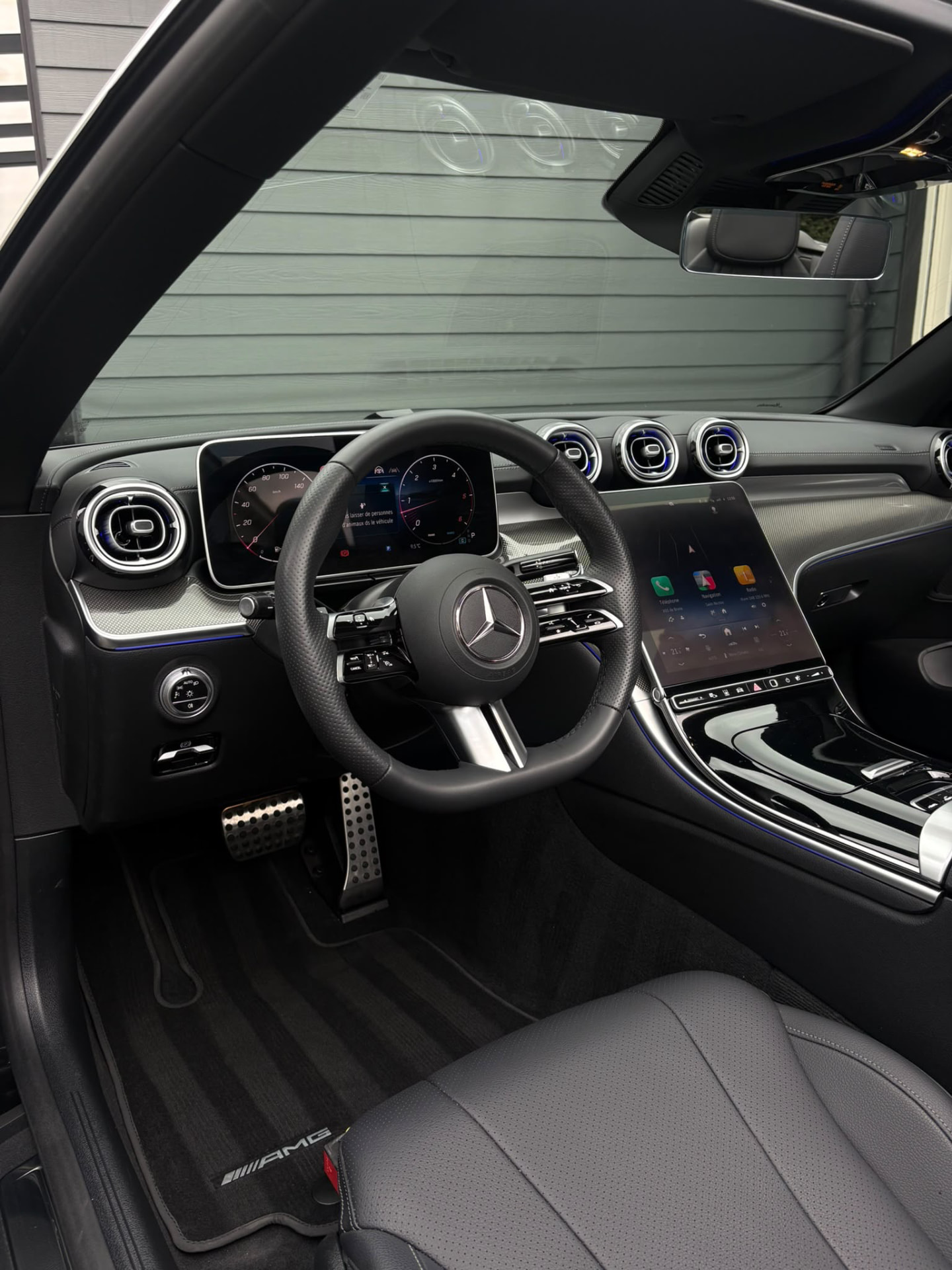 Poste de conduite Mercedes-AMG après detailing intérieur