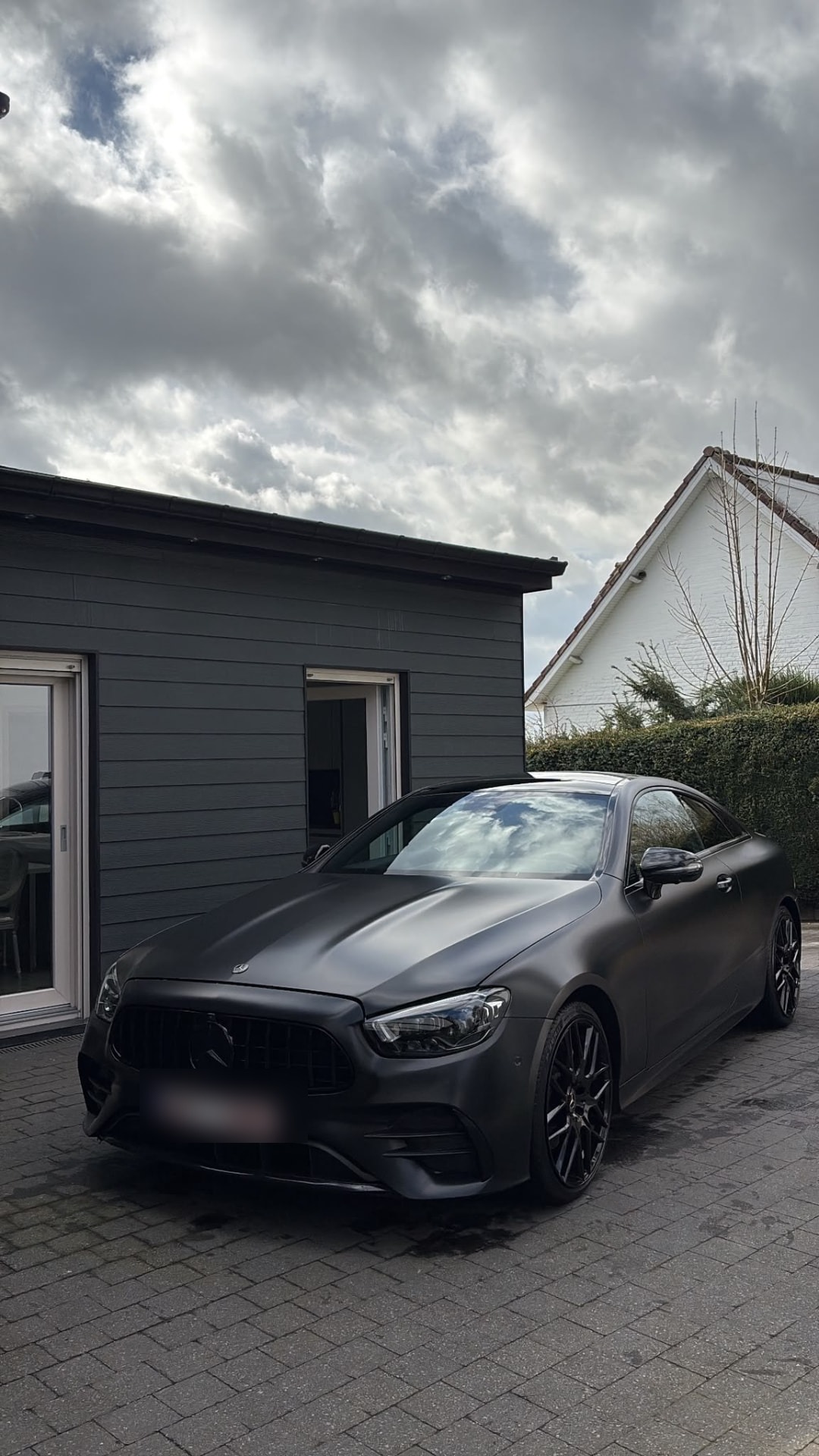 Mercedes-AMG grise mat après un soin extérieur