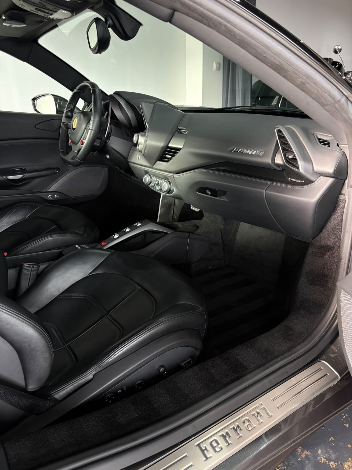 Intérieur cuir noir d’une Ferrari 488 après soin